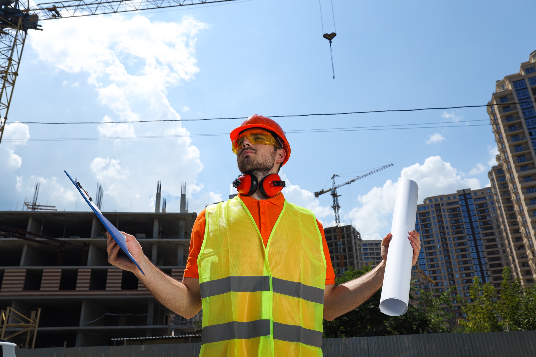 Professionnel du bâtiment portant un casque sur un chantier.