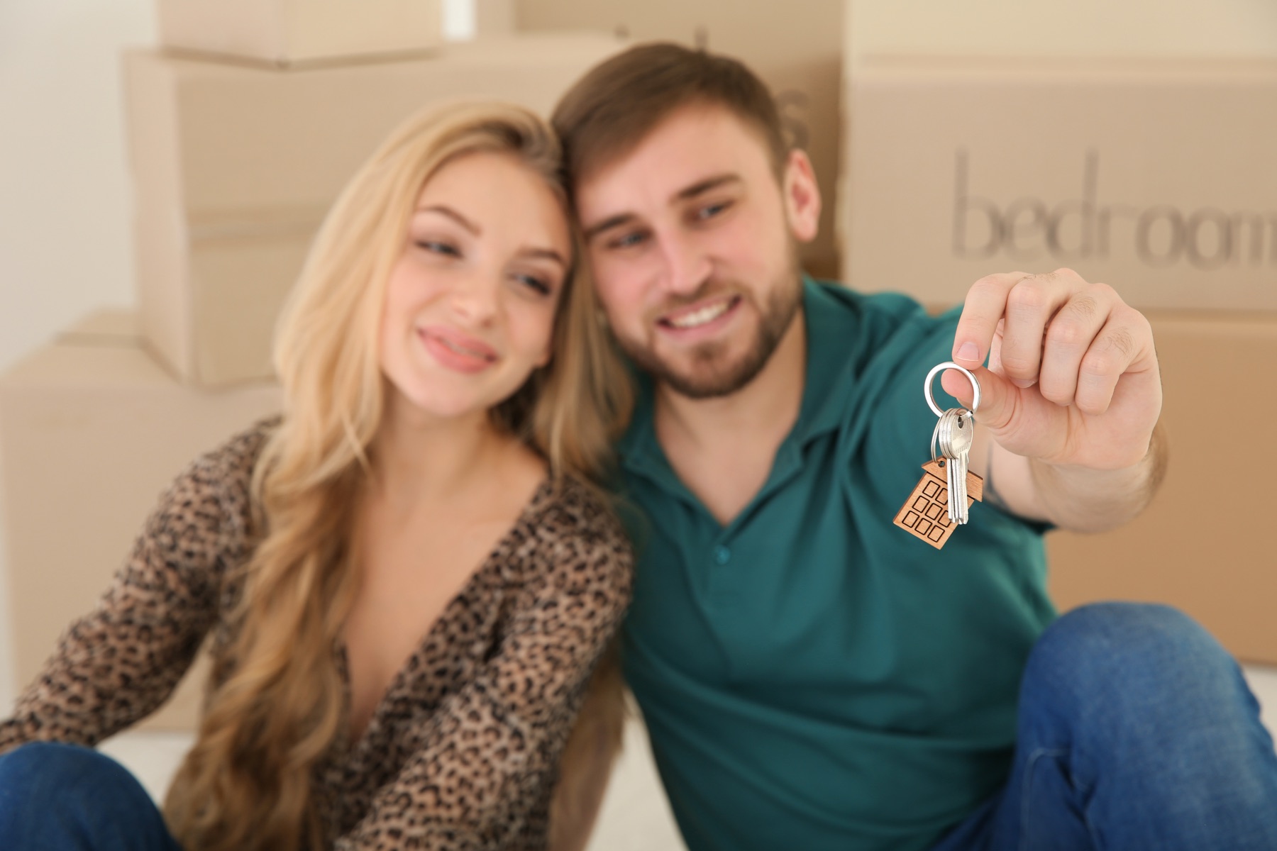 Couple tenant les clés d’un logement.