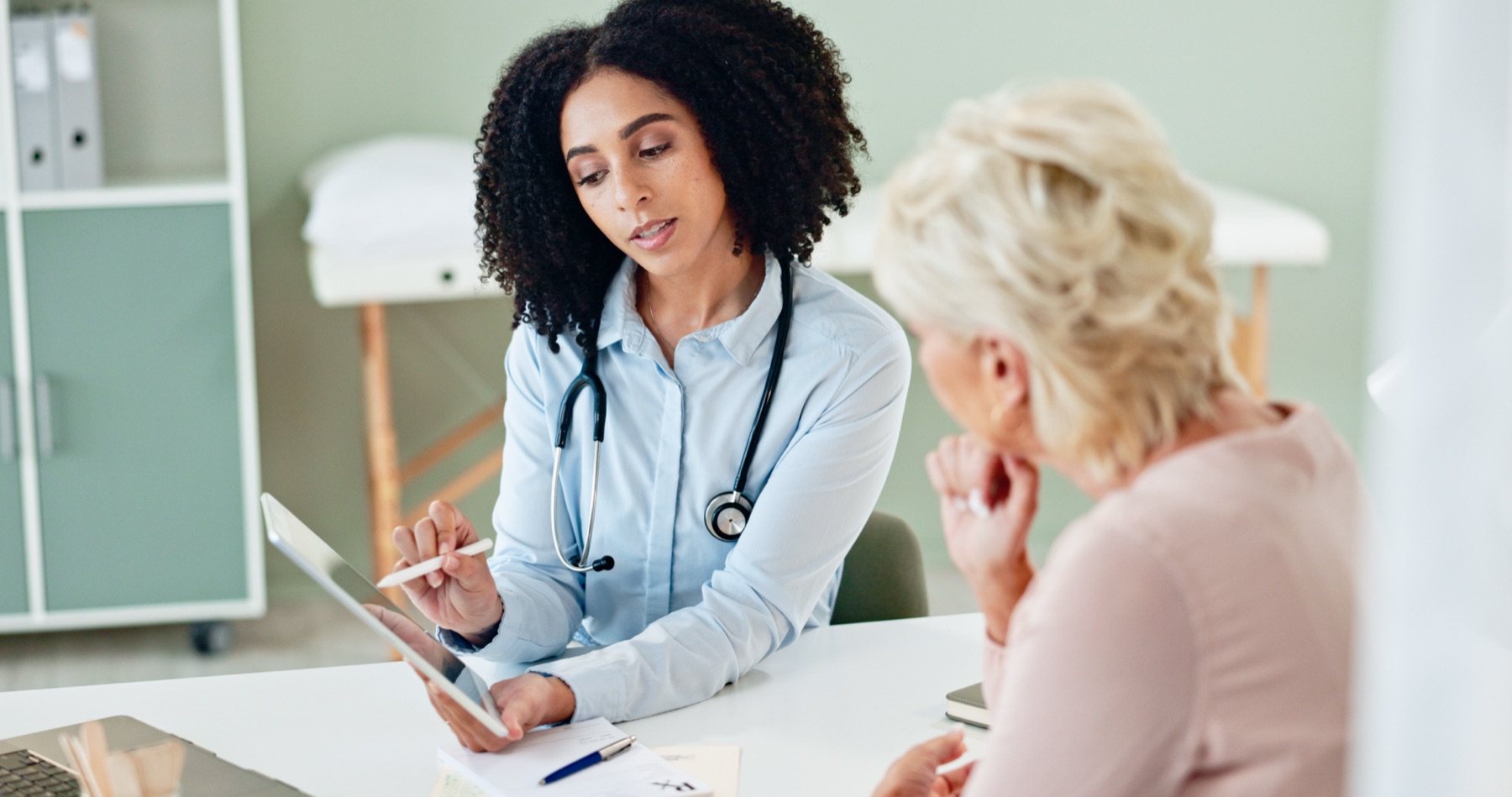 Médecin expliquant un document à une patiente.
